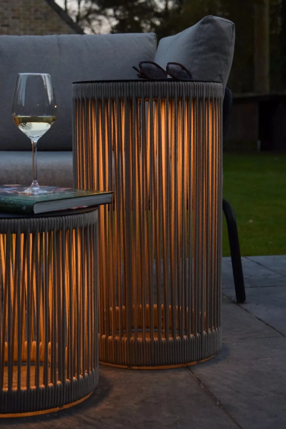 Wegeleuchten|Led Außenleuchten* LED Akku Stehlampe Taupe 6h 3000 K IP44 Hocker Tisch