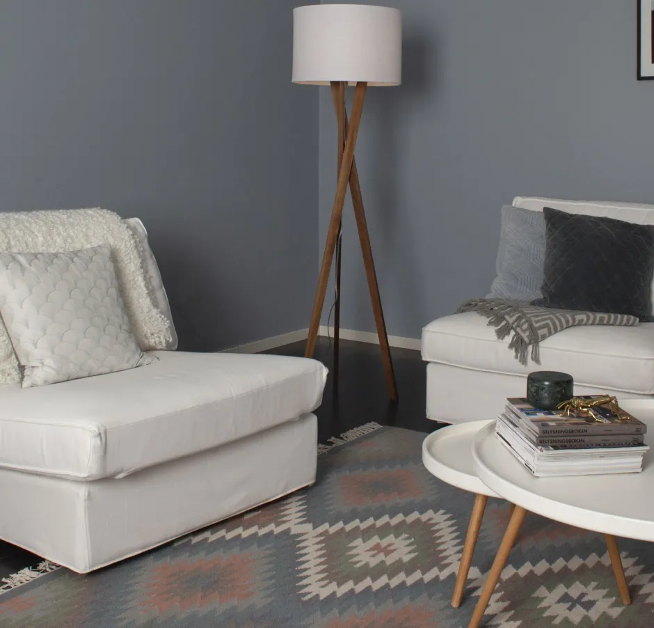 By Rydéns Stehlampe Dreibein 160 cm hoch Stoff Holz E27 in Walnuss Weiß< Wohnzimmerlampen|Stofflampen