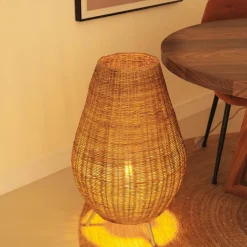 Newgarden Tischleuchte Rattan 72 cm Dreibein Kabel Stecker E27< Wohnzimmerlampen|Stehlampen