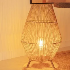 Newgarden Tischleuchte Rattan H: 72 cm E27 groß Dreibein Boho< Wohnzimmerlampen|Stehlampen