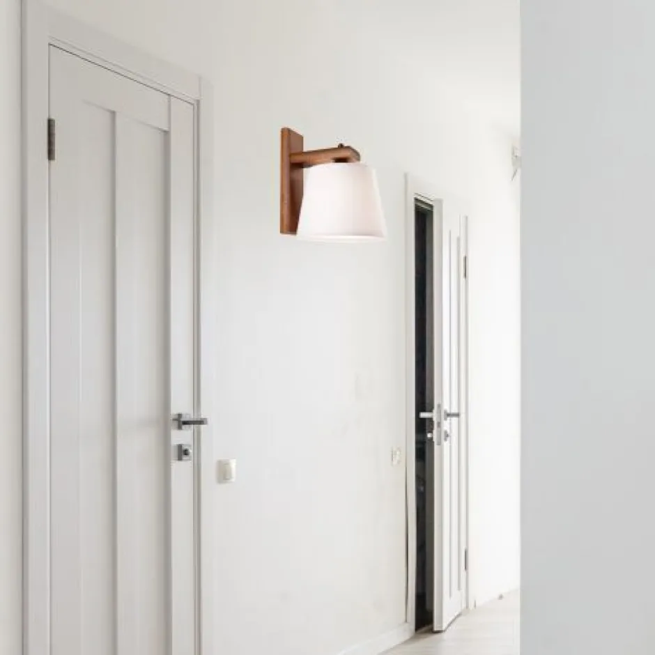 Lamkur Wohnliche Wandleuchte BEVERELY in Braun Flur< Wandleuchten|Moderne Lampen